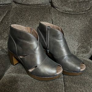Dansko Delphina peep-toe ankle booties. Metallic pewter/grey color. Size 40.